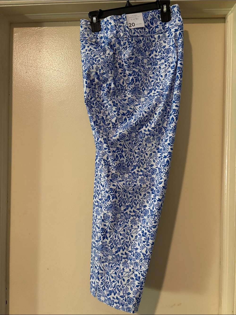 LANE BRYANT White and Blue Floral Straight-Leg Capri NWT Size 20